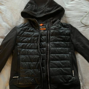 Svart jacka från Para Jumpers - Dam jacka parajumpers köpt på johnells. Knappt använd. Nypris 3500kr