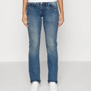 Jeans  - Populära jeans från Ltb i modellen Valerie, storlek W26L36💕De har aldrig blivit använda och är därför i nyskick! Hör av dig vid frågor eller behov av egna bilder, pris kan självklart diskuteras🙏