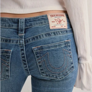 Blå jeans från True Religion - slutsålda och supersnygga jeans från true religion💕 nypris 1400💕💕 de är uppklippta längst ner därav priset!