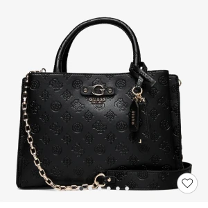 Svart handväska från Guess - Aldrig använd helt oöppnad, allt original kommer med. Bara kontant och bara möte ingen post!Snygg svart handväska från Guess med präglat mönster och guldfärgade detaljer. Väskan har både handtag och en avtagbar axelrem med kedja. Perfekt för att ge din outfit en lyxig touch. Nypris: 2000