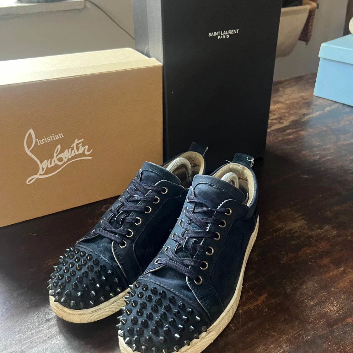 Blåa sneakers med nitar från Christian Louboutin - 1