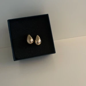 Örhänge - Superfina guld örhängen som är perfekta till sommaren🌼 örhängena är i mycket fint skick och är använda någon gång🥰