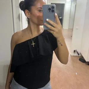 Svart Volang topp - En jättefin volang topp tyvärr inte används något mer o har inte gjort sen 3 år tillbaka. Egentligen ska den sitta som en bandeau / axelbands topp, men jag föredrar detta då jag tycker de är snyggast! 