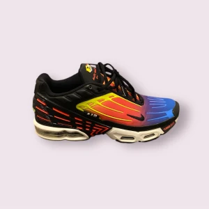 Nike Air Max Plus 3 Black Neon  -  	•	Nuvarande pris: 1000kr 🏷️ 	•	Originalpris: 2000 kr 💎 	•	Beskrivning: Svarta sneakers med neoninslag och avancerad dämpning, designade för både komfort och att sticka ut i mängden.