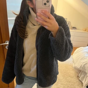 Weekday Jack - Superfin teddyjacka ifrån weekday 