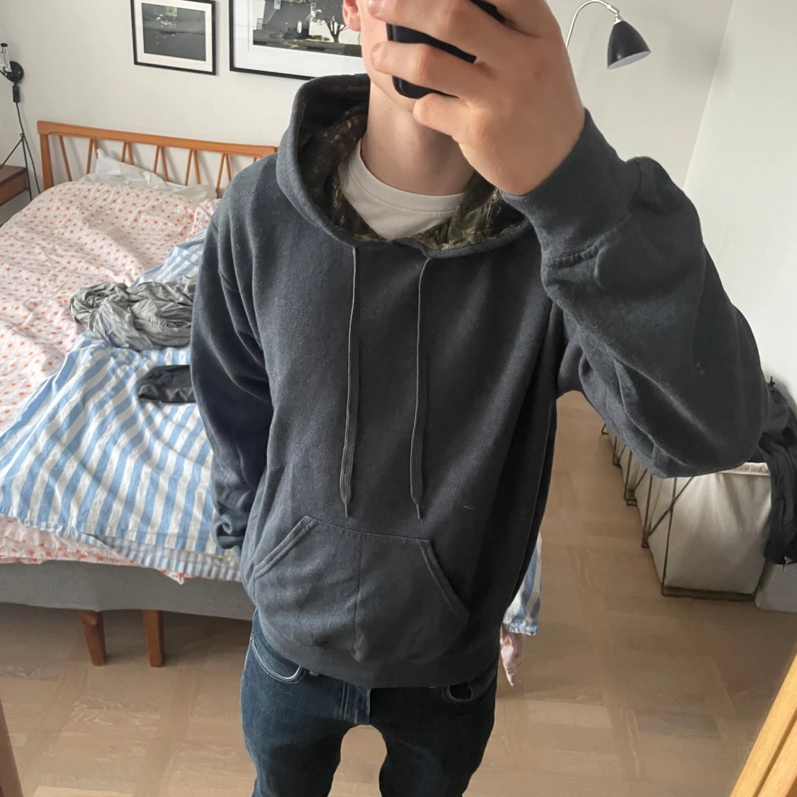 Grå hoodie med real tree camo i luvan  - 3