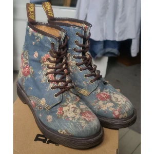 Blommiga Dr. Martens blå/rosa 37/UK4 - Välanvända, men ganska bra skick. Osäker på hur rena man kan få dem, tror att de mest är urblekta. Lådan hör till ett annat par, så skickas i en annan.