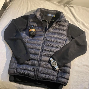 Snygg Svart dunväst från Uniqlo - Säljer en riktigt stilren och snygg väst från uniqlo i toppenskick. Perfekt för lite kallare vår och sommar dagar Mått: Axel bredd: 41,5 cm Längd: 57 cm Armhåla till armhåla: 51 cm Bara att höra av sig om man har några funderingar🤗👌