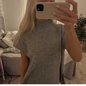 Stickad tröja  - Så fin stickad grå tröja! Ingen storlek i men skulle säga Xs-m💗 Bilderna är lånade från första säljaren. Vid snabb affär kan priset diskuteras 
