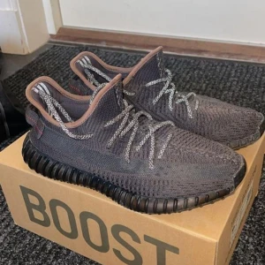  Adidas Yeezy Boost 350 V2 Black - Säljer ett par Yeezy 350 boost v2 black. Storlek 43 1/3. Köpta på Adidas hemsida, kvitto och originalbox finns. Skorna är i gott skick.