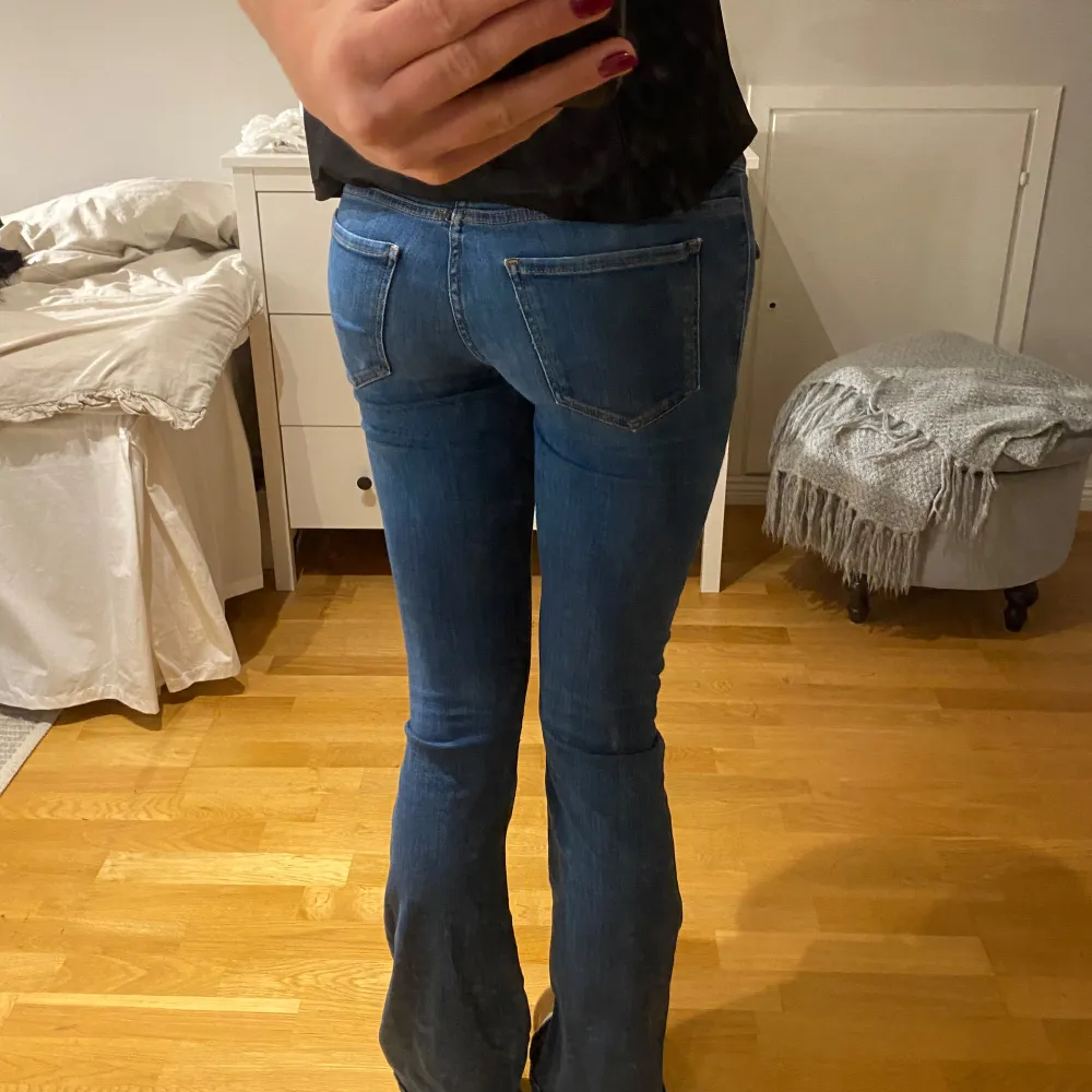 Jättesnygga lågmidjade jeans med snygga fickor fram. Bra skick förutom några små defekter, se bilder. Endast små slitningar som inte syns mycket när man har jeansen på sig. Storlek XS. Jeans & Byxor.