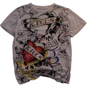 Fet ed hardy tee i strolek medium har ingen tag i nacken tyvärr annars bra skick skriv om du har frågor!😎🥲