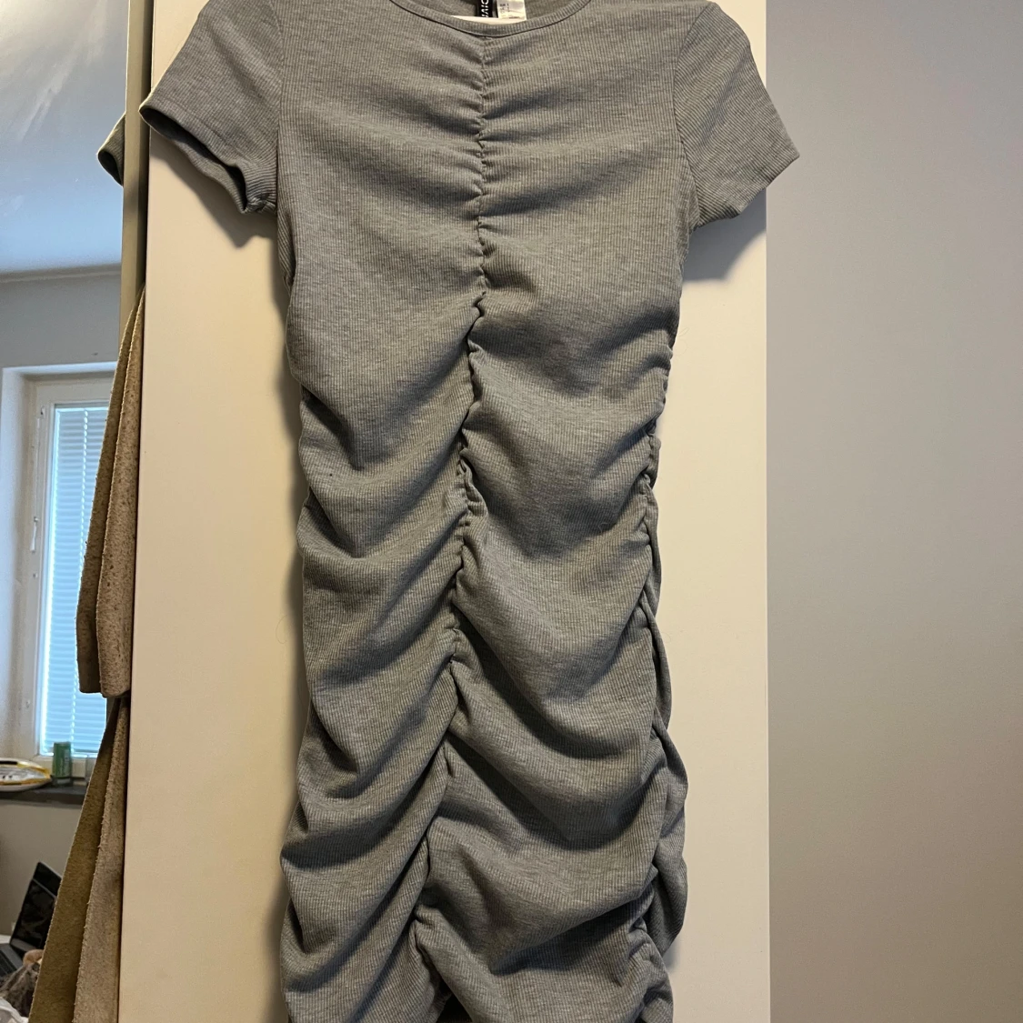 Grå bodycon klänning 