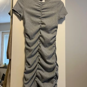 Grå bodycon klänning  - Den är i nyskick, använt fåtal gånger. Formar kroppen jätte fint 