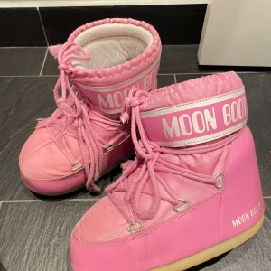 Moonboots  - Jätte söta moonbots low, väl använda men gott skick! 🤗