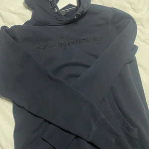 Sail racing hoodie - Mörkblå Sail Racing hoodie. Lite sliten Storlek S