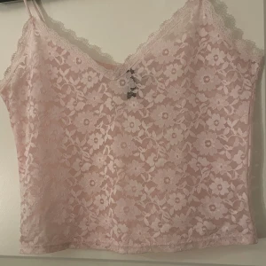 Rosa spetslinne från H&M Divided - Säljer ett supergulligt rosa spetslinne från H&M Divided. Det är i storlek S och har ett blommigt mönster. Perfekt för sommardagar eller som ett sött lager under en kofta. Säljer då den inte kommer till användning längre 💖