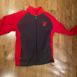 Wisconsin Badgers fleecetröja - Wisconsin Badgers fleecetröja köpt i Wisconsin. Wisconsin Badgers är det enda D1 college i staten Wisconsin i USA och spelar i deras huvudstad, Madison.