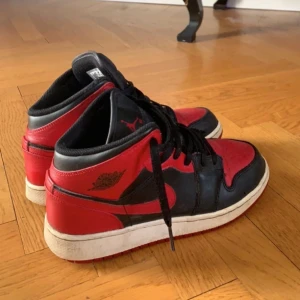 Svarta och röda Nike Air Jordans - Säljer ett par klassiska Nike Air Jordans i svart och rött. Bra skick.