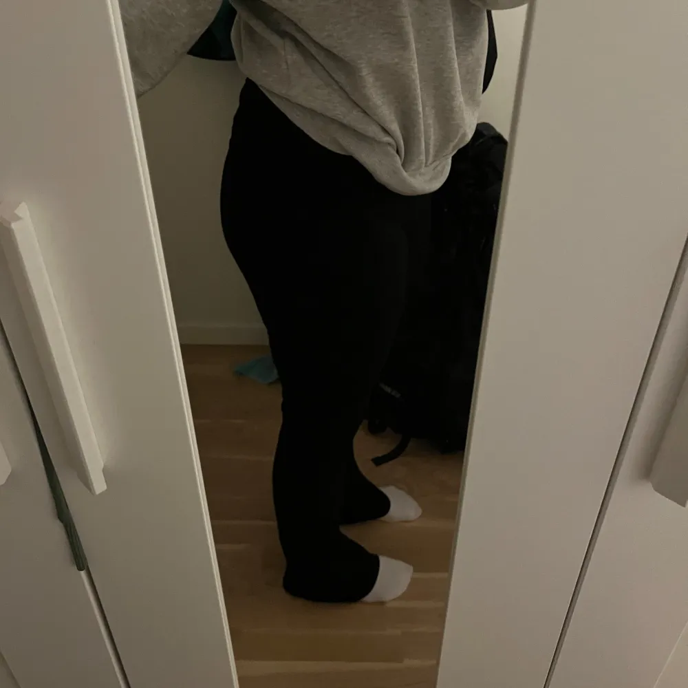 Svarta yoga pants från lager 157 storlek L har bara använts en gång då dem är för stora💗. Jeans & Byxor.