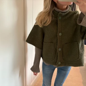 Trekvartsärmad kofta - Superfin trekvartsärmad kofta i teddytyg💕 knapparna är inte så ljusa som de ser ut på andra bilden utan de tre andra bilderna är mer rättvisande💕