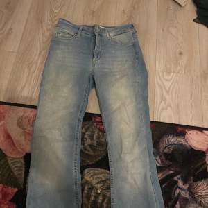 Lågmidjade jeans ifrån only  Bra skick och sitter bra 