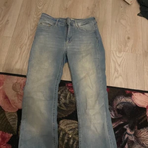 Lågmidjade jeans  - Lågmidjade jeans ifrån only  Bra skick och sitter bra 