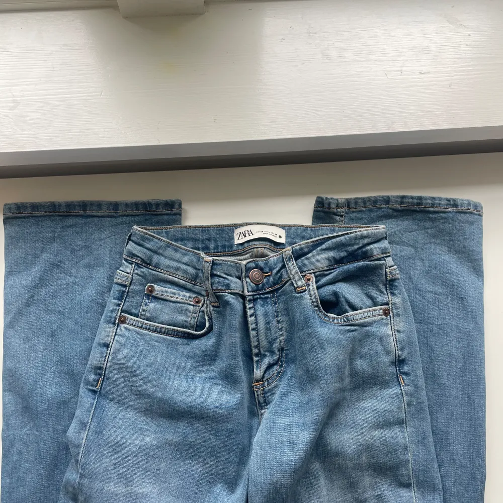 Perfekta jeans från Zara i storlek 34, säljer eftersom de är för långs för mig som 162. De är low waisted och bootcut. Skriv för fler bilder!❣️. Jeans & Byxor.