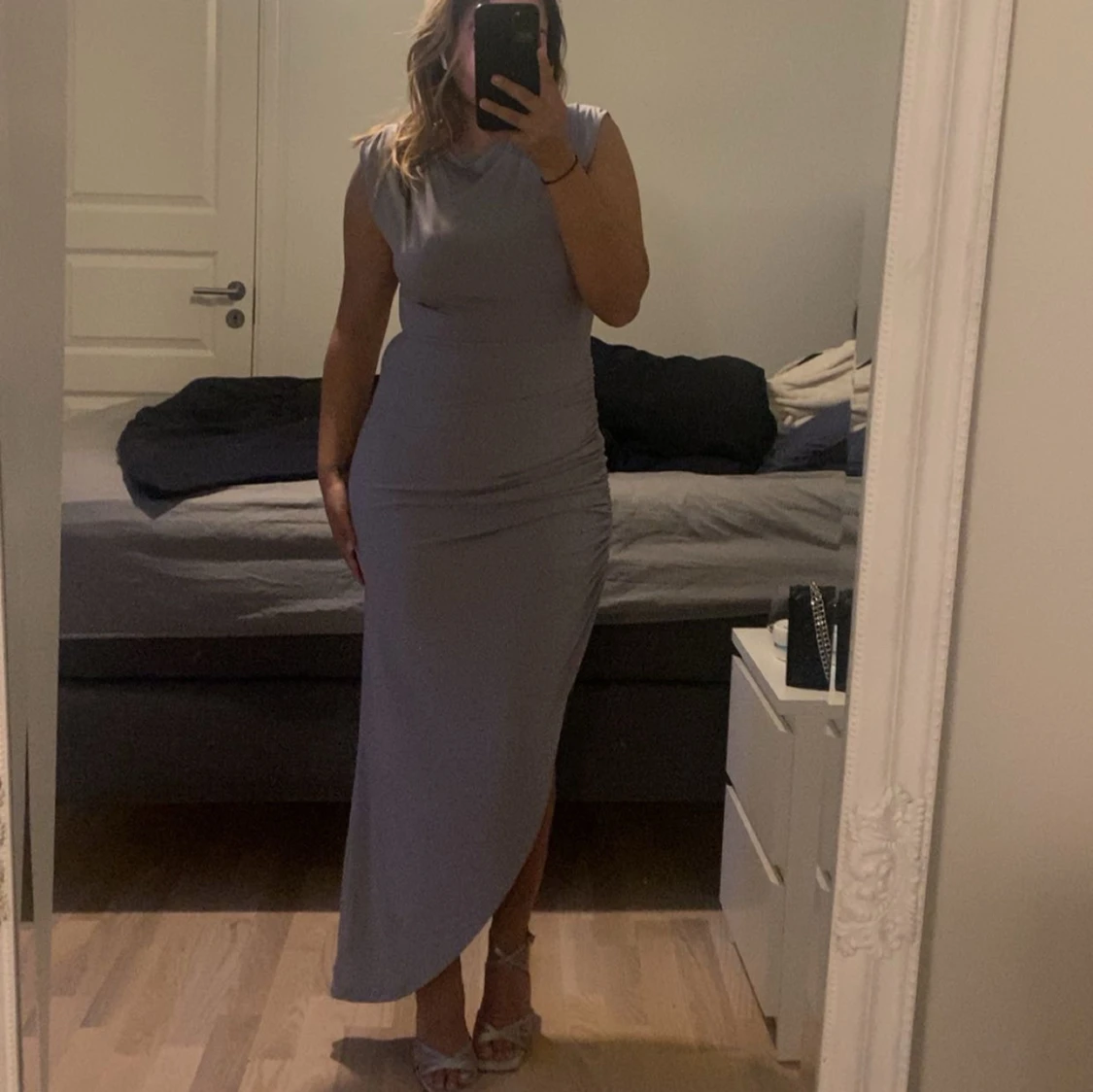 Jättefin grå klänning.