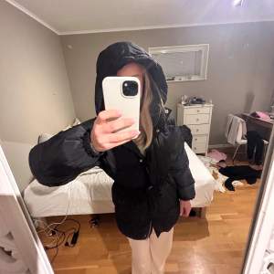 Jättefin puffer jacket i storlek xs, från bikbok. Säljer nu för 999kr 💕💕Priset kan diskuteras!!!!