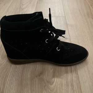 Isabel Marant bobby - Ett par sparsamt använda isabel marant skor i stilen bobby som passar perfekt till vintern. Inga slitningar💕💕  Bud över 2000kr⭐️