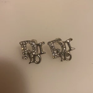 Söta örhängen, Dior! - Söta dior örhängen! Som nya!