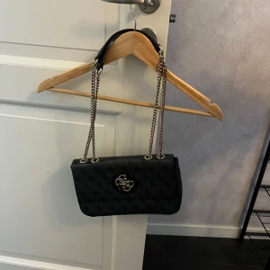 Äkta Guess väska - En äkta guess väska i mycket bra skick