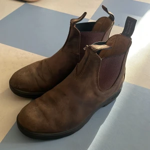 Bruna boots från Blundstone - Bruna Blundstone. De är i välanvänt skick men fortfarande riktigt snygga och bekväma. Perfekta för höst och vinter med sin robusta design. Skorna har en elastisk sida för enkel på- och avtagning och en slitstark sula. Perfekta fö