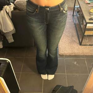 Låg midjade jeans från weekday. Aldrig använda. Storlek 27 i midjan och 32 i längd. Nypris 590kr