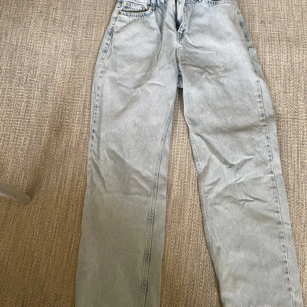 Grunt jeans i ljusblå tvätt som är i nyskick. De är knappt använda och är köpta för 649kr på kids brandstore. Skulle säga att de passar om man är upp till ca 165-180 cm lång. Jeans & Byxor.