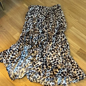 Kjol  - Leopard kjol med slits 