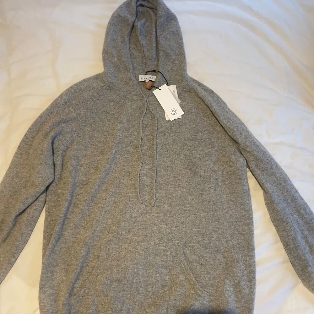 Säljer nu min cashmere hoodie, typ helt ny, använt två gånger. Nypris ligger runt 2800 kr. Hör gärna av er!. Hoodies.