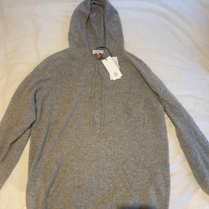 Davida cashmere hoodie - Säljer nu min cashmere hoodie, typ helt ny, använt två gånger. Nypris ligger runt 2800 kr. Hör gärna av er!