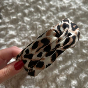Leopardfärgat hårband - Fint hårband som inte kommer till användning tyvärr. Då jag har en liknande💘