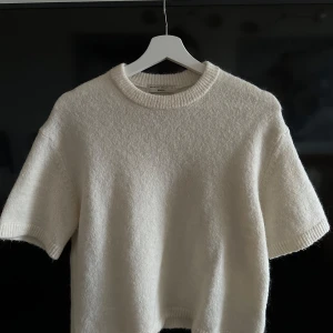 Stickad T-shirt  - Säljer min vita stickade t-shirt från Ginatricot då den inte kommer till användning 🙌🏼 helt ny