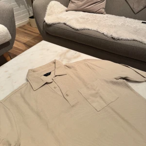 Krämvit / beige tröja - Nyskick, aldrig använd. Fin krämvit färg. Sitter bra. Passar S/M.