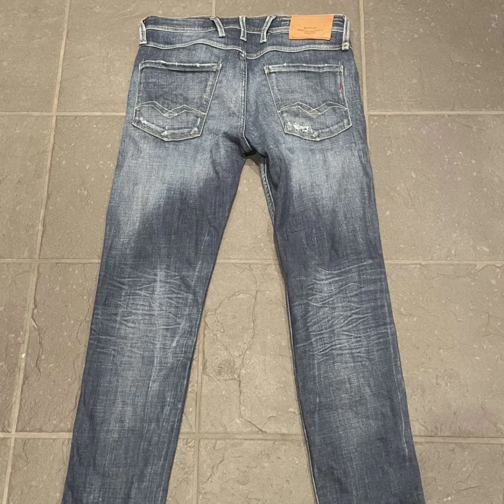 Säljer dessa sjukt snygga replay jeans med slitningar! I modell anbass i storlek 29/32 men passar även 32/32! De är endast använda 1-2 gånger alltså nyskick! Nypris är 1900kr säljer de för endast 800kr!. Jeans & Byxor.