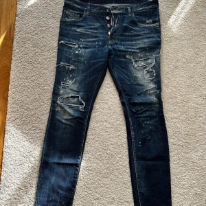 Äkta Dsquared2 Jeans Blå  - Äkta och köpta från Miinto! Jeansens Skick är bra finns inga extra slitningar eller hål samt inga fläckar!  Därmed finns de en liten skada på tygglappen där bak foto finns i annons!  Hör av er vid eventuella frågor samt ifall ni vill ha mer bilder!