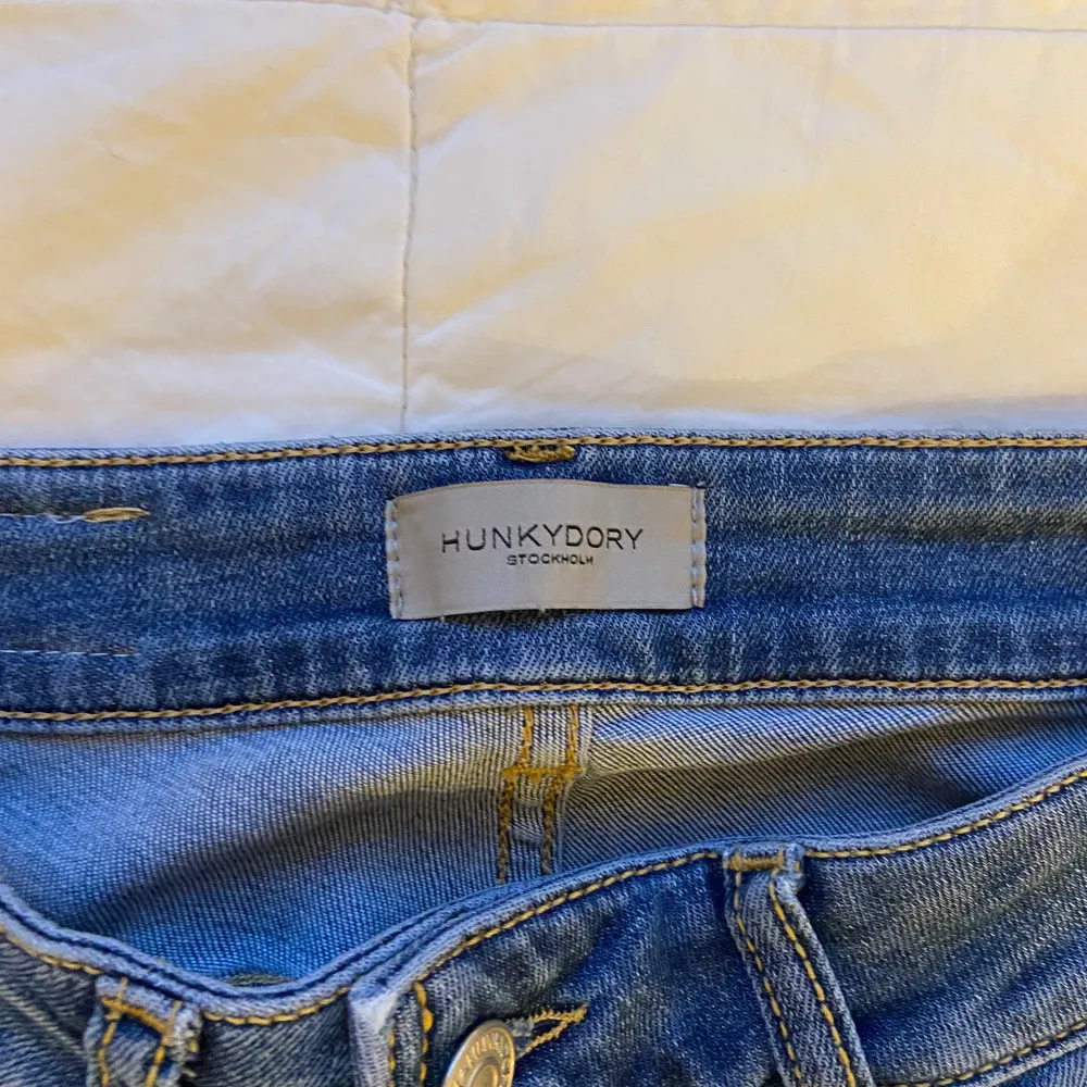 Säljer ett par snygga blå jeans från Hunkydory. Midwaist flare och köpta för 2000kr🩷Motsvarar en Xs/s. Jeans & Byxor.