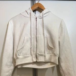 Vit cropped zipup hoodie - Nopprig ich en liten fläck (se bilder). Superbekväm och snygg annars. 