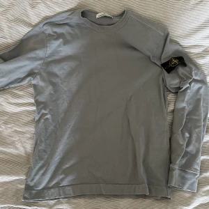 Stone island crewneck  - Stone island crewneck i nyskick använd 2-3 gånger nypris ca 2500kr  Säljer för 999kr