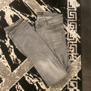 Jack&Jones byxor  - Säljer den här byxorna pga jag använder inte dom längre använt i 1 månad ungefär lite hål längst vid foten märkte inte tills nu men skick 9/10 