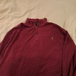 Polo zip  - Säljer för kommer aldrig och den är lite för stor 👐 Pris kan diskuteras!