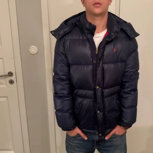 Ralph lauren jacka - Säljer en riktigt fet ralph lauren pufferjacka. Är i perfekt skick på utsidan 10/10, har någon slitning på insidan men inget man märker. Den är i storlek XL 18-20 vilket motsvarar S. Det är bara att fråga om ni har någon fundering